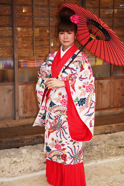 芸能・生活文化体験　琉球傳統服裝租借　紅花ー(紅型)